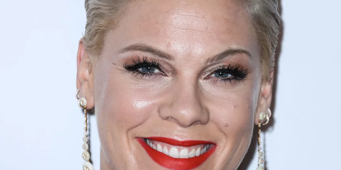 Η Pink κοινοποίησε βίντεο με τη χορωδία του γυμνασίου στο οποίο φοιτούσε να τραγουδά το "What About Us"