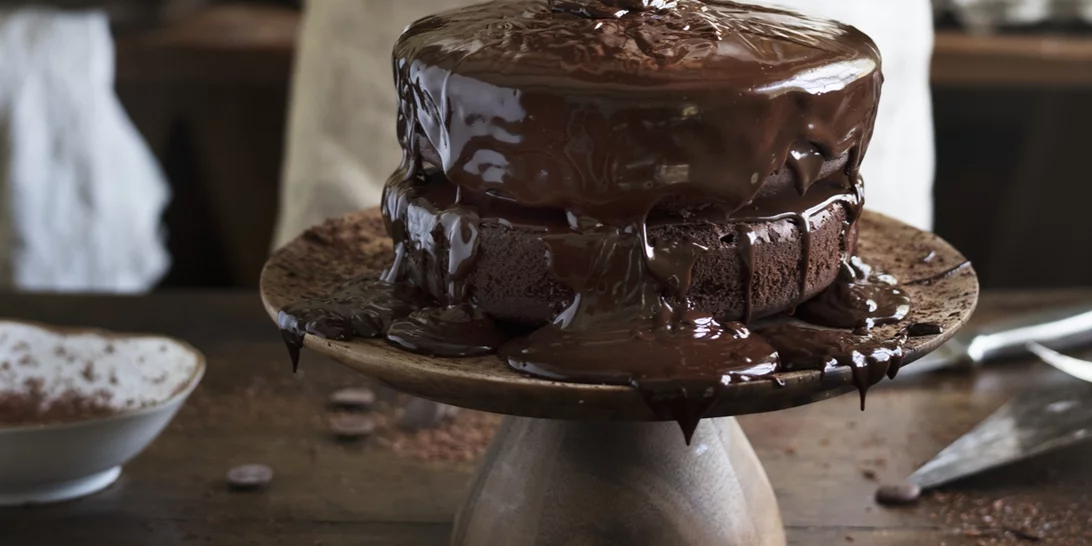 Μόλις 4 υλικά και χωρίς αυγά ή αλλιώς το π-α-ν-ε-ύ-κ-ο-λ-ο υγρό κέικ σοκολάτας του ονείρου