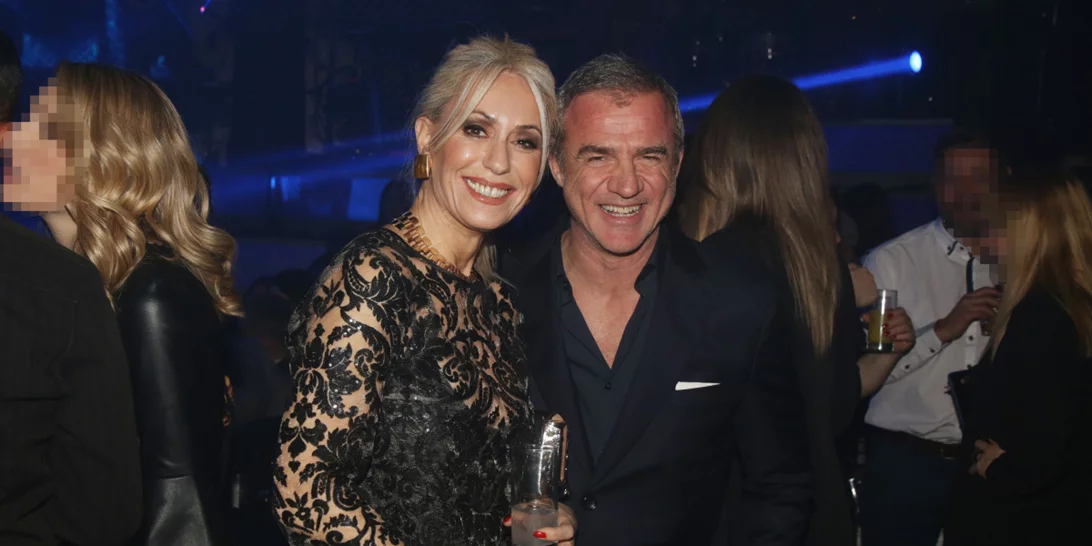 Μαρία Μπακοδήμου - Δημήτρης Αργυρόπουλος | Συγκινημένοι αποχαιρετούν τον γιο τους, Άρη, στο αεροδρόμιο