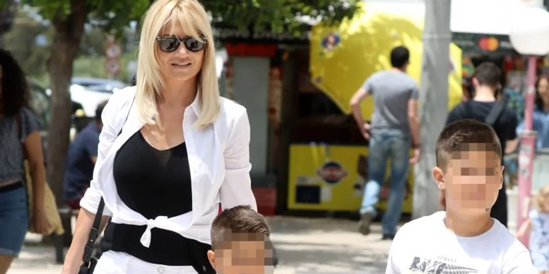 Φαίη Σκορδά | Παίρνει πρωινό με τους γιους της στην τραπεζαρία του σπιτιού τους