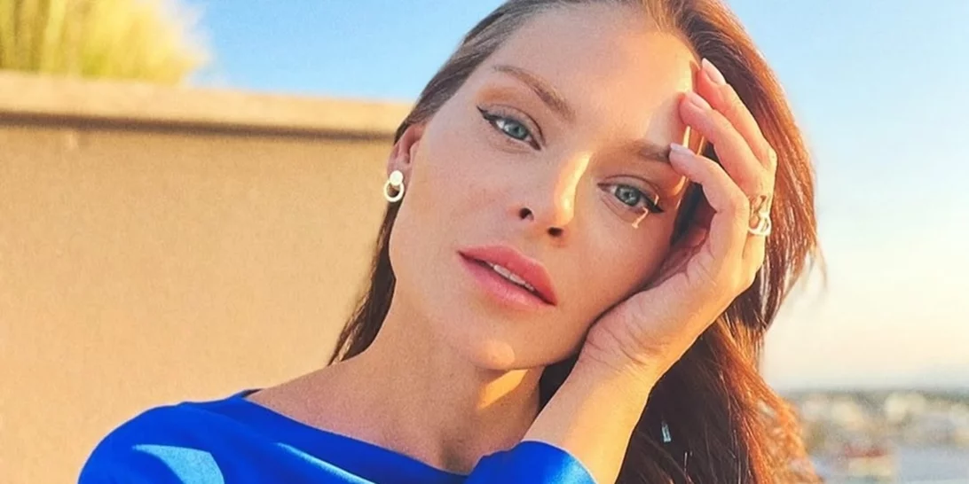 Η Υβόννη Μπόσνιακ μάς ξεναγεί στην πολυτελή κουζίνα της | Ολόλευκη με κρυφό φωτισμό