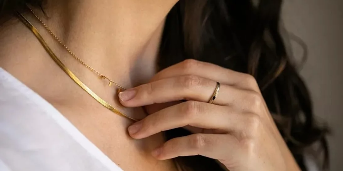 Ασημένια ή χρυσά κοσμήματα; Πώς θα ανακαλύψεις ποιο σου ταιριάζει