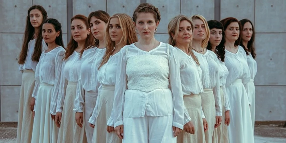 CHÓRES | Το γυναικείο χορωδιακό σύνολο στη Λυρική σκηνή υπό την καλλιτεχνική διεύθυνση της Μαρίνας Σάττι