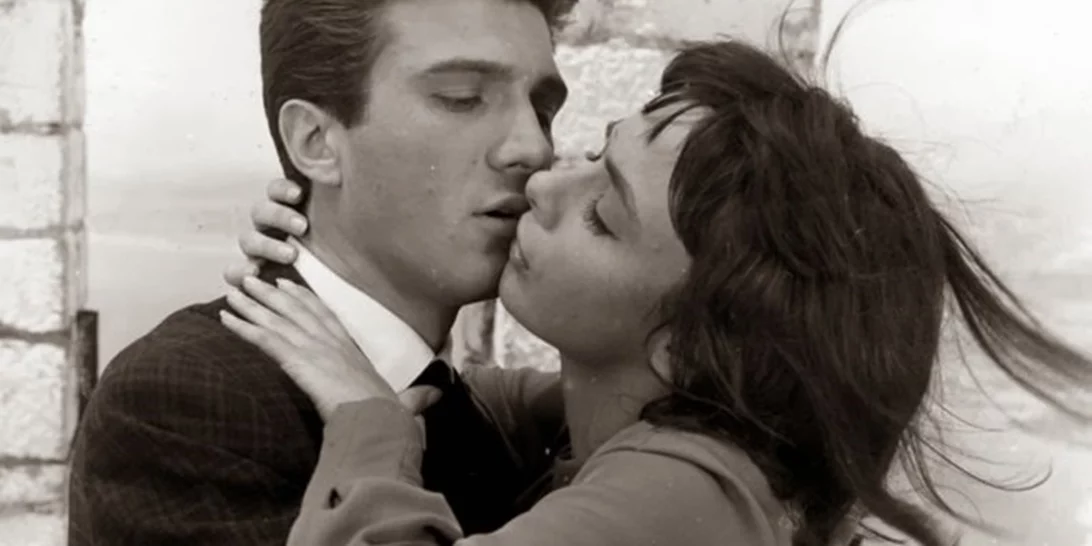 Ο γάμος της Ξένιας Καλογεροπούλου και του Γιάννη Φέρτη στο γραφικό εκκλησάκι της Καισαριανής