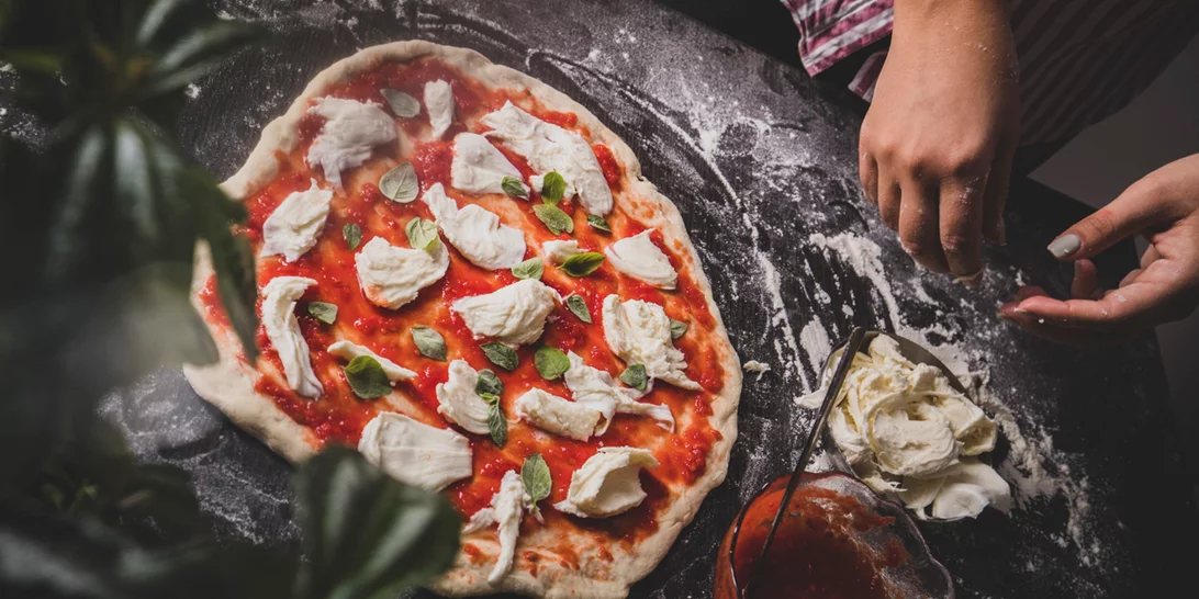 Η καλύτερη συνταγή για ζύμη πίτσας από τον Λευτέρη Λαζάρου και η πιο απλή και νόστιμη σπιτική σάλτσα ντομάτας [χωρίς βράσιμο]