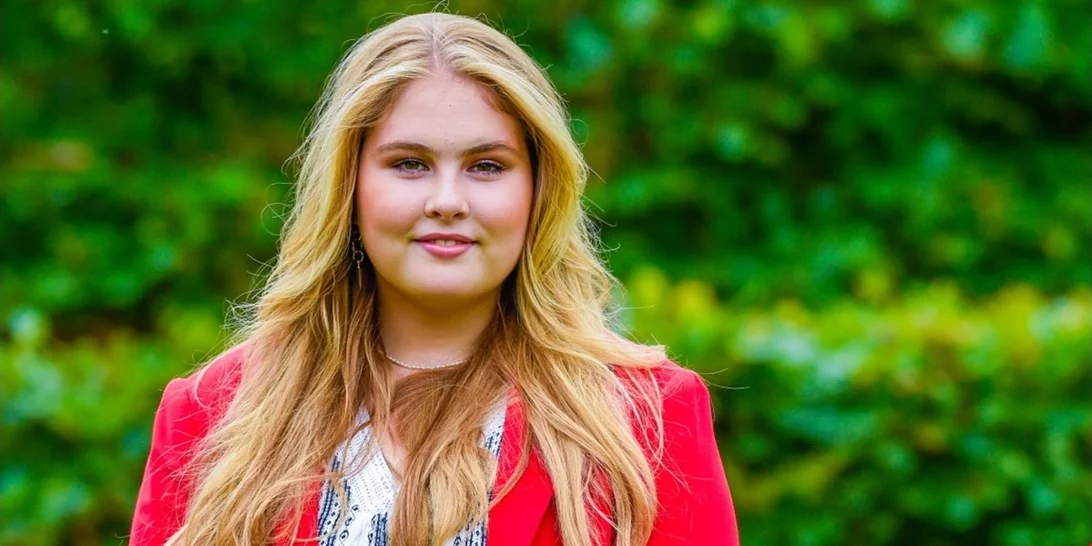 H διάδοχος του ολλανδικού θρόνου, πριγκίπισσα Catharina-Amalia, με κοστούμι Zara και τοπ από ελληνικό brand