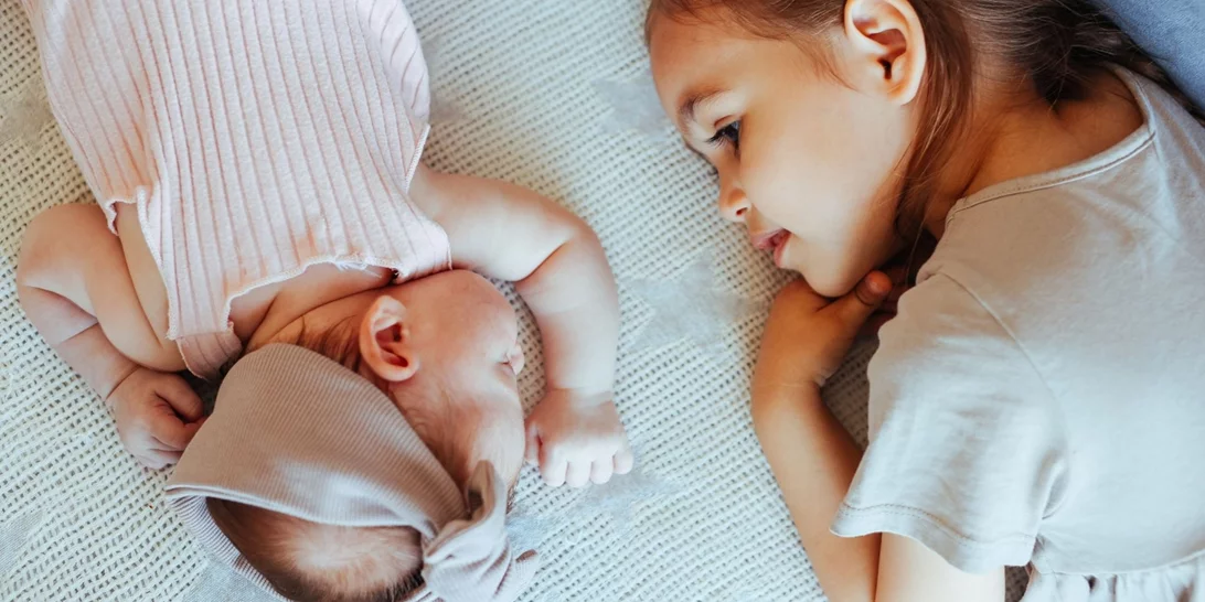 Το πιο τρυφερό δώρο μετά τη γέννα | 5 ιδέες δώρων για το μεγάλο αδελφάκι