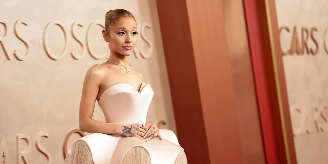 Oscars 2025 | Η Ariana Grande εμφανίστηκε με look που μας θύμισε τη Glinda από την ταινία "Wicked"