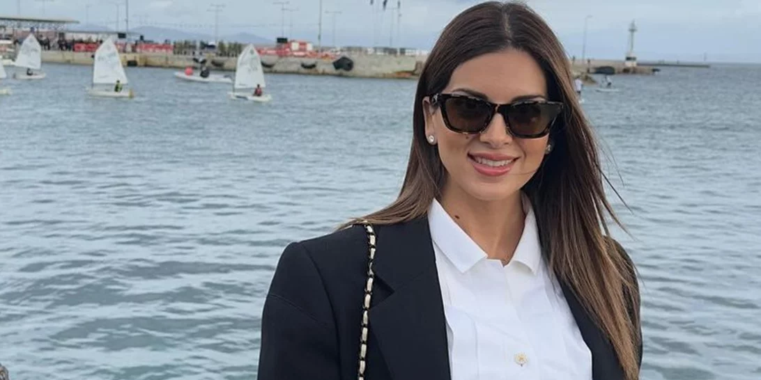 Η Σταματίνα Τσιμτσιλή μαζί με τα παιδιά της στο λιμάνι της Ραφήνας για τη ρίψη του Τίμιου Σταυρού των Θεοφανίων