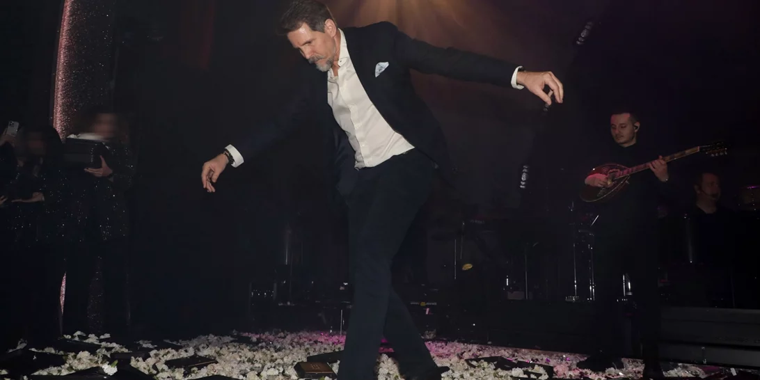 Ο Παύλος Ντε Γκρες όπως δεν τον έχουμε ξαναδεί | Χορεύει ζεϊμπέκικο με τον Αντώνη Ρέμο