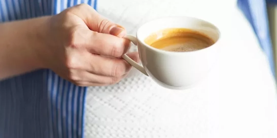 Μπορώ να πίνω καφέ ή αλκοόλ ενώ υποβάλλομαι σε εξωσωματική;