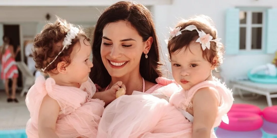 #tanimanidakia | Η Χριστίνα Μπόμπα δημοσίευσε το πιο cute βίντεο από το ταξίδι με τις κόρες της