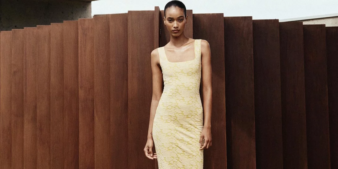 Αυτό το floral φόρεμα στην απόχρωση του butter yellow είναι το ρομαντικό piece που χρειάζεσαι για ένα καλοκαιρινό ραντεβού