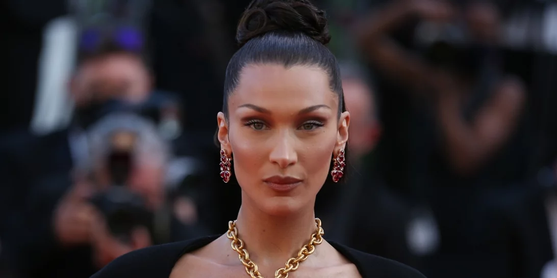 Η Bella Hadid και τα κοσμήματα της | Δες τα ξεχωριστά κομμάτια της λαμπερής συλλογής της