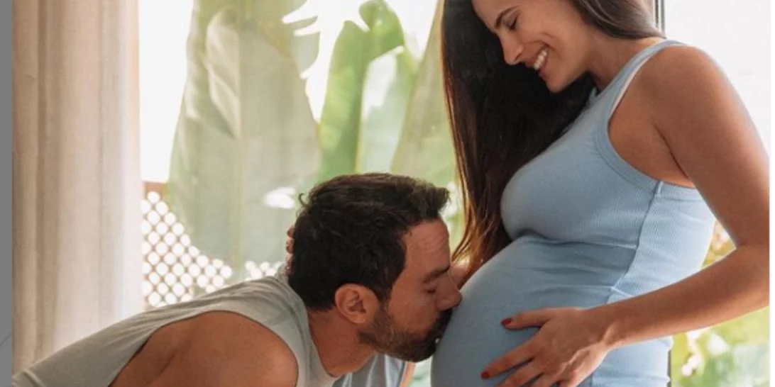 Χριστίνα Μπόμπα | Με crop top και τζιν σορτσάκι ποζάρει στο σπίτι της η νέα μαμά