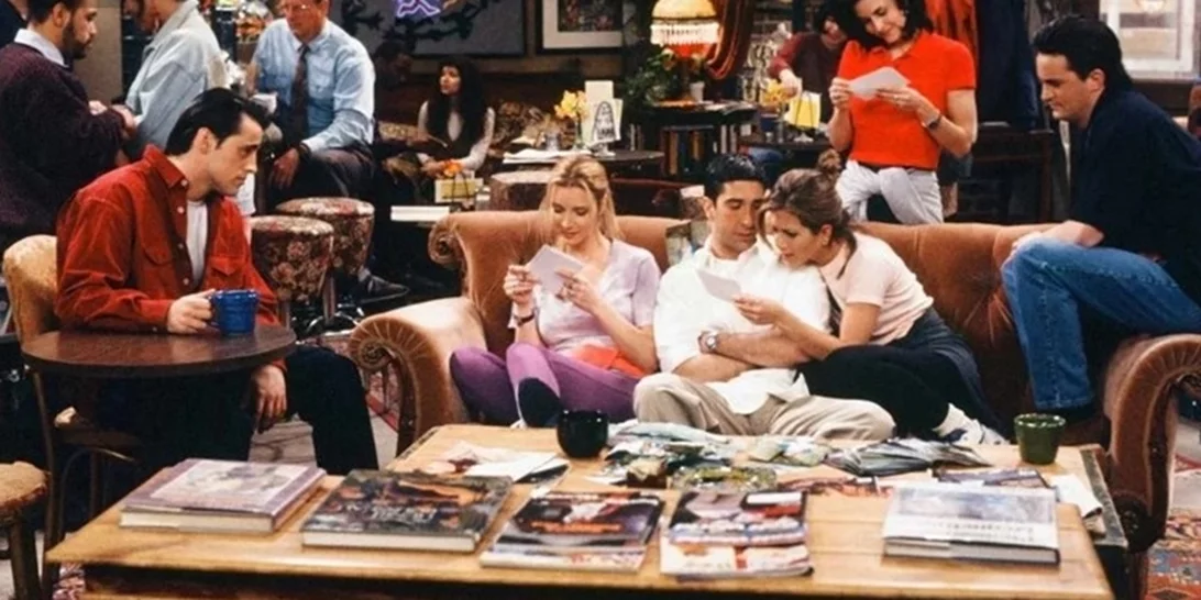 Σε δημοπρασία ο πορτοκαλί καναπές από τα "Φιλαράκια" - Η τιμή που πωλείται