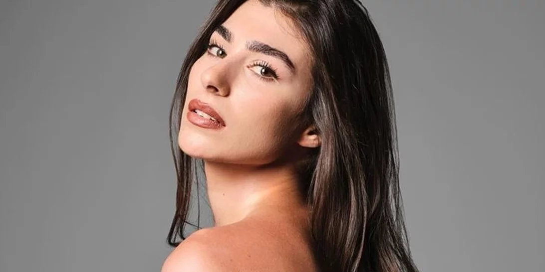 Με tank top και εφαρμοστό denim παντελόνι | Η Χρύσα Μιχαλοπούλου με το τέλειο "μεταβατικό" look