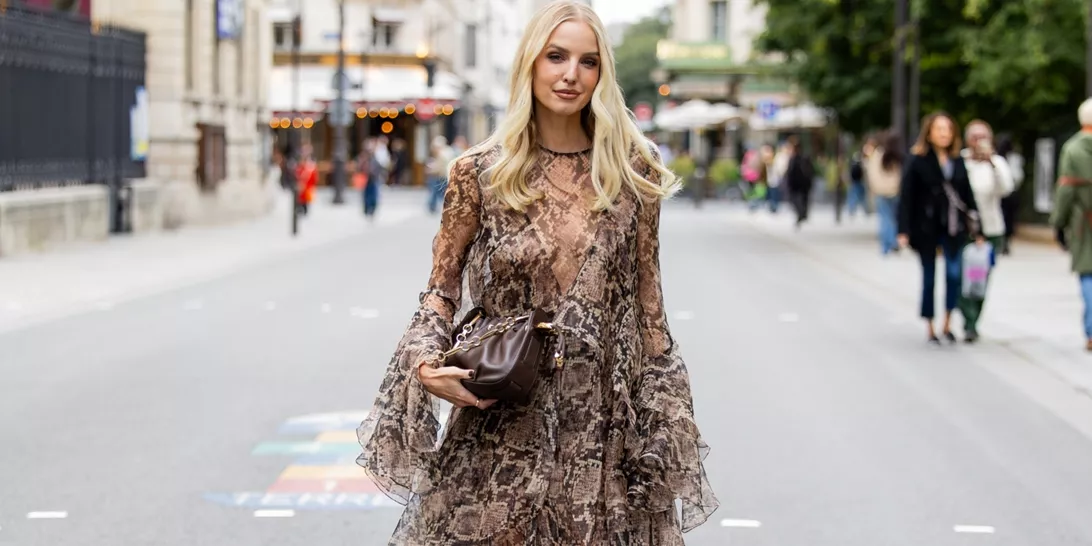 Η καφέ τσάντα από τη Zara που έγινε viral στο TikTok | Μπορείς να προσθέσεις τα αρχικά σου επάνω της