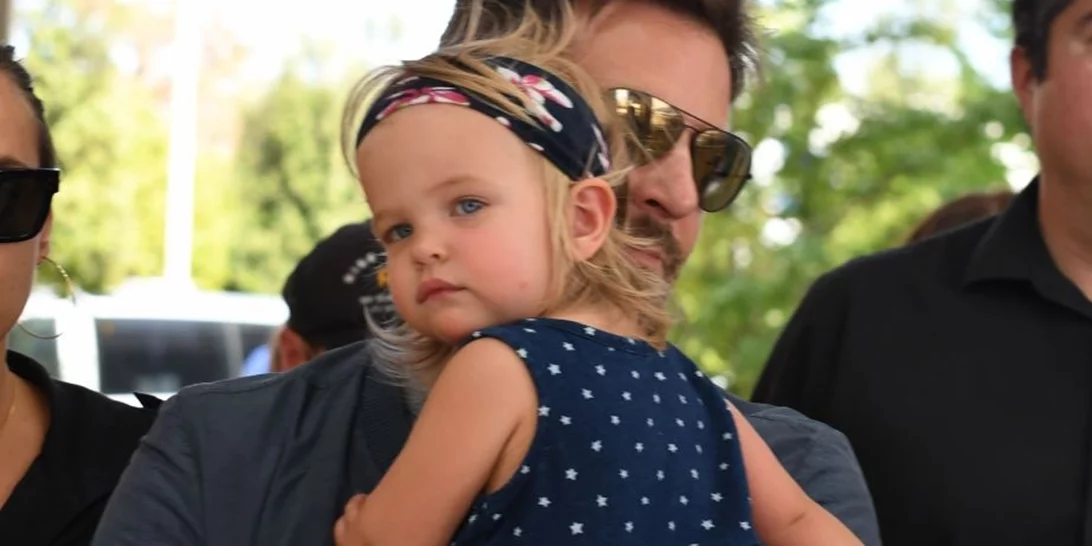 Gigi Hadid | Οικογενειακές διακοπές με την κόρη και τη μητέρα του Bradley Cooper στη Σαρδηνία