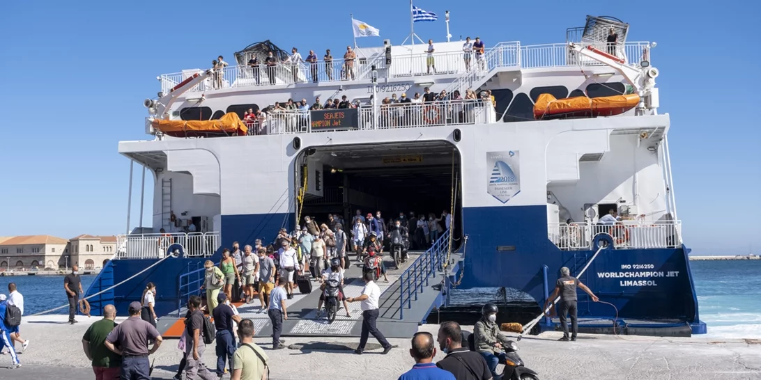 Σε εξέλιξη η έξοδος των εκδρομέων του Πάσχα από τα λιμάνια της Αττικής