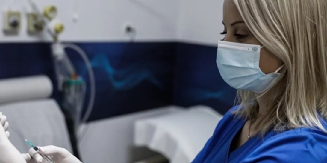 Νέα εμβόλια κορονοϊού | Πώς πρέπει να διαλέξουμε ανάλογα με το πότε νοσήσαμε - Ποιοι εμβολιάζονται πρώτοι