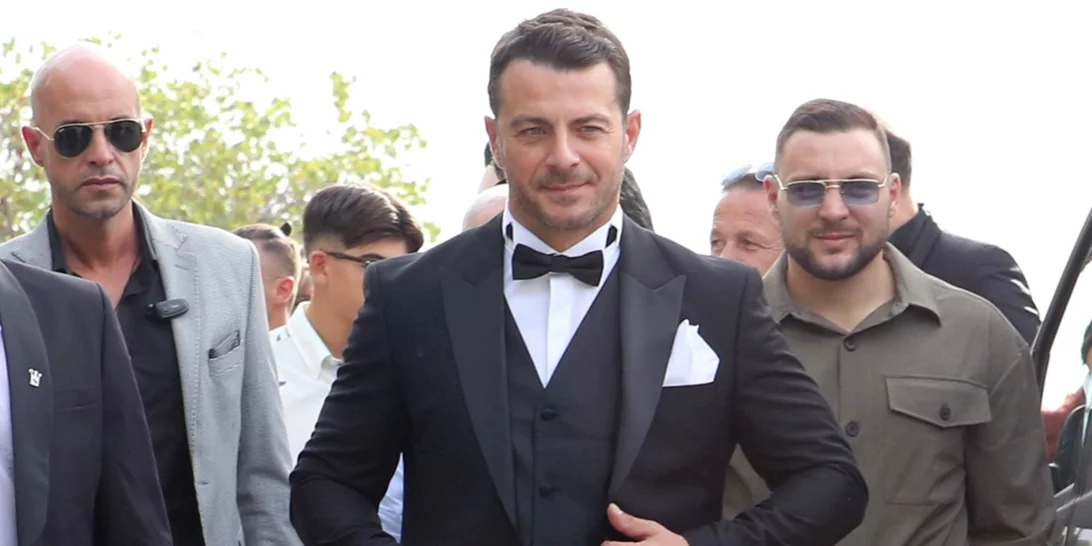 Ο Γιώργος Αγγελόπουλος γαμπρός: Οι πρώτες φωτογραφίες από τον γάμο του με τη Δήμητρα Βαμβακούση