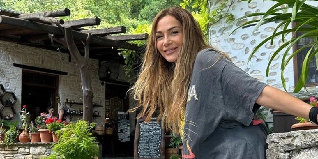 Η Δέσποινα Βανδή στην πιο ζεστή αγκαλιά | "Το μωρό μου"