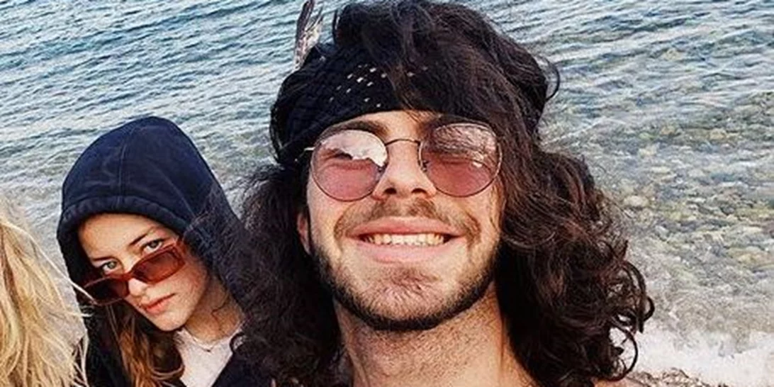 Ο Άγγελος Λάτσιος φωτογραφίζει την Γαία Μερκούρη στον ΗΣΑΠ και δηλώνει εντυπωσιασμένος