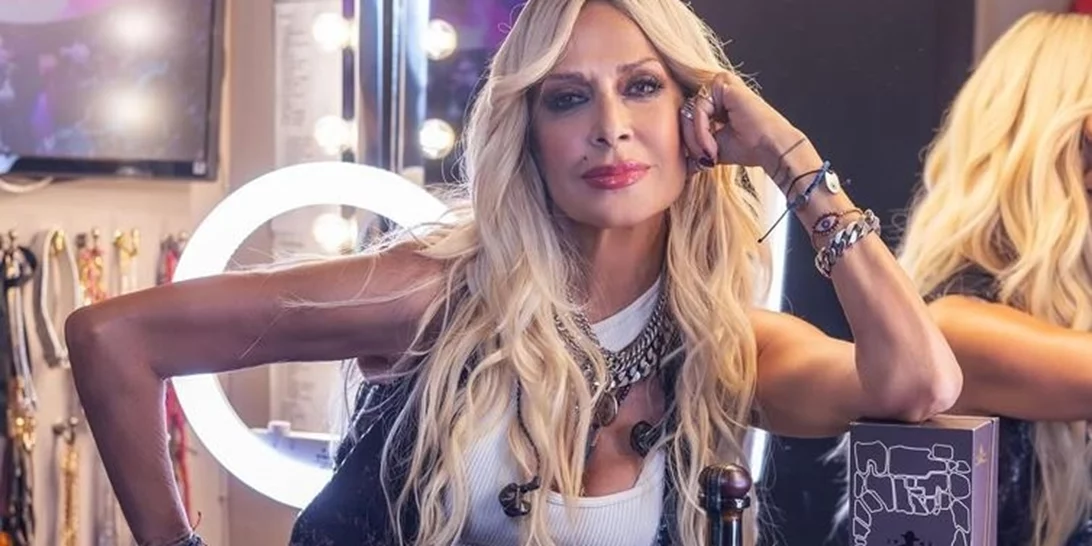 Ακόμα στο Κάπρι | Η Άννα Βίσση ποζάρει με τη Δήμητρα και τον Γιάννη Κούστα