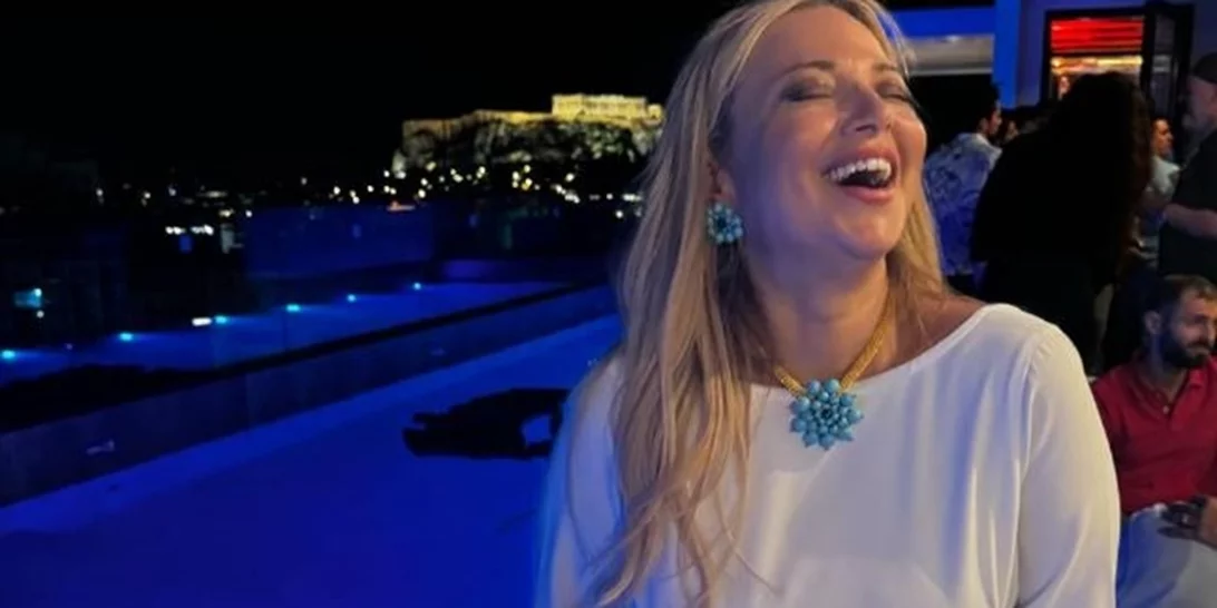 Nάνσυ Ζαμπέτογλου | Με εμπριμέ φόρεμα σε βραδινή εμφάνιση στη Γλυφάδα