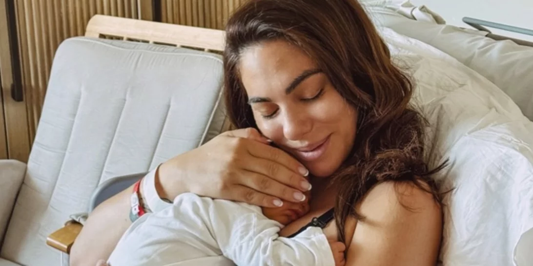 Αγκαλιά με τον γιο της η Ευρυδίκη Βαλαβάνη | Το τρυφερό φωτογραφικό καρέ στον μάρσιπό του