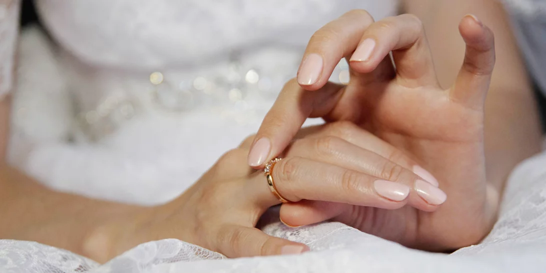 Παντρεύεσαι; Ο nail artist της JLo προτείνει 10 κομψά bridal manis with a twist