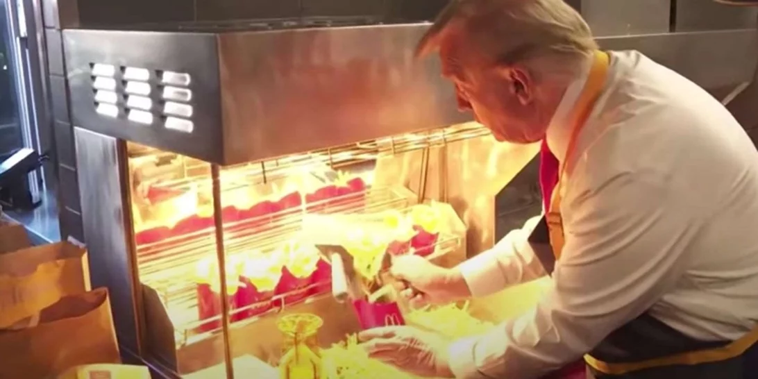 Ο Donald Trump σερβίρει τηγανητές πατάτες στην τοποθεσία McDonald's (video)