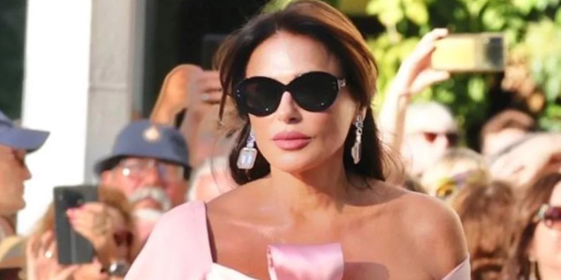 Η Σήλια Κριθαριώτη σού δείχνει πώς να ντυθείς το φθινόπωρο αν είσαι καλεσμένη σε γάμο