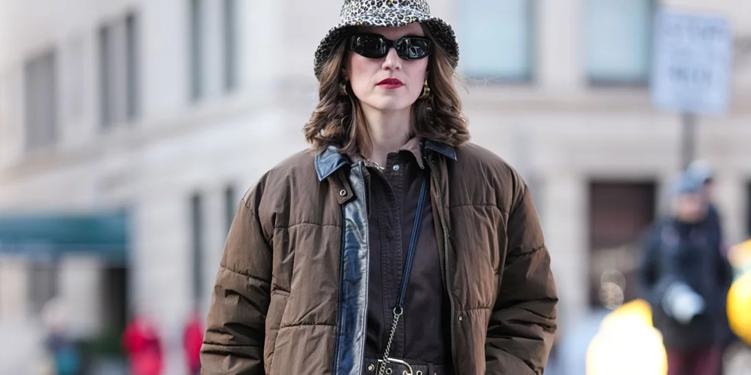 Αυτό το καφέ παντελόνι από τη Stradivarius είναι το basic ρούχο που χρειάζεσαι για εύκολες μα και chic εμφανίσεις στην καθημερινότητα