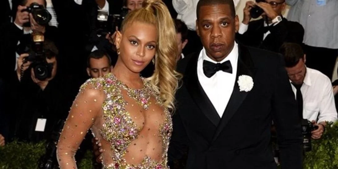 Παντρεύτηκε η πεθερά της Beyoncé και μητέρα του Jay-Z την σύντροφο της