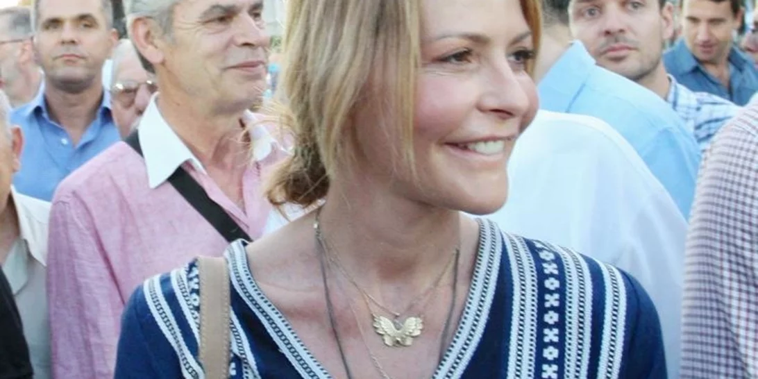 Τζένη Μπαλατσινού | Με maxi κίτρινο φόρεμα στην Πάτμο