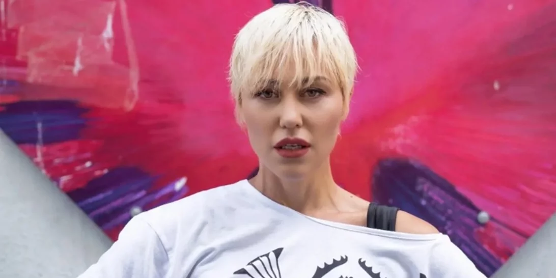 Πηνελόπη Αναστασοπούλου | Κόβει την ανάσα στο Instagram - Ποζάρει topless και εντυπωσιάζει με τα ράστα μαλλιά (Εικόνες)