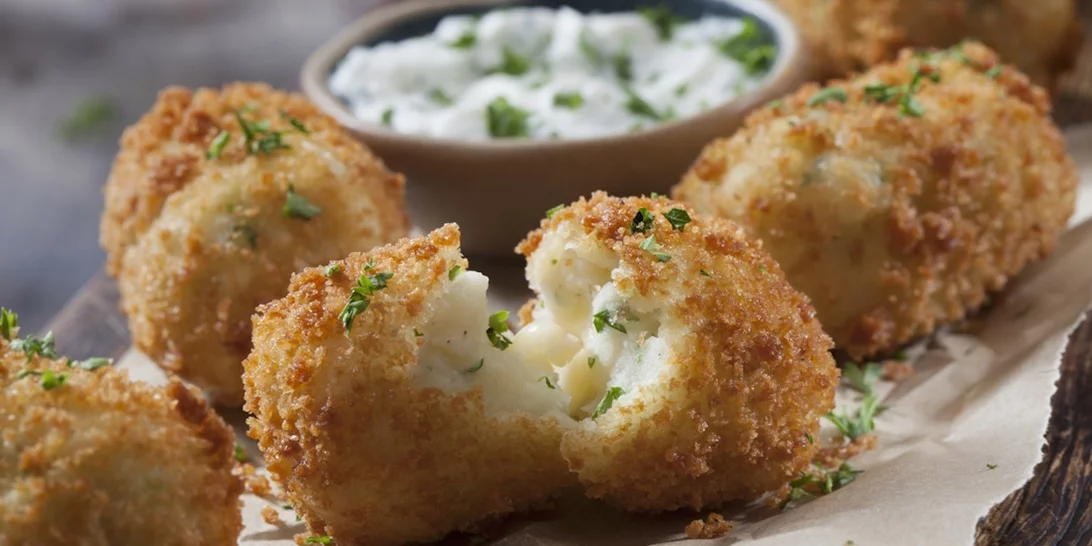 Οι πιο τραγανές πατατοκροκέτες με λιωμένα τυριά | Η εύκολη συνταγή που θα φτιάχνεις ξανά και ξανά