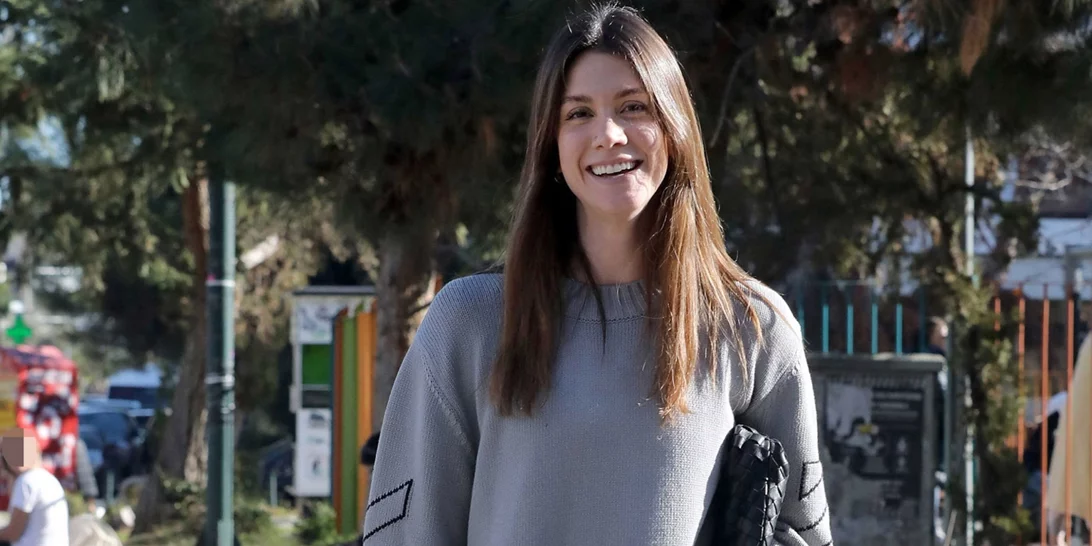 Πουκάμισο + τζιν | Η Νίκη Θωμοπούλου αναβάθμισε το πιο minimal look με τον πιο έξυπνο τρόπο