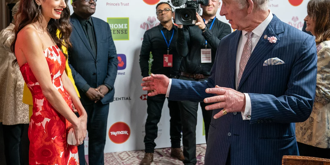 Όταν η Amal Clooney συνάντησε τον πρίγκιπα Κάρολο | Η σπάνια εμφάνιση μαζί με τη μητέρα της και το εντυπωσιακό φόρεμα