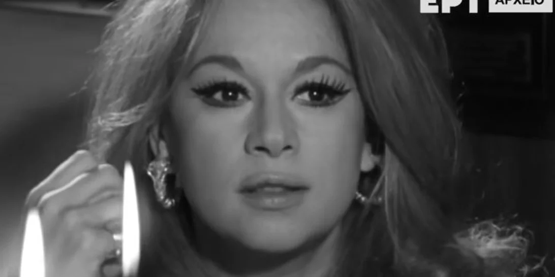 Αδημοσίευτο βίντεο από τη Στησιχόρου - Η Αλίκη ανοίγει τα δώρα με τον γιο της - Το ανοιχτό μικρόφωνο προδίδει τι του ψιθυρίζει στ΄αφτί;