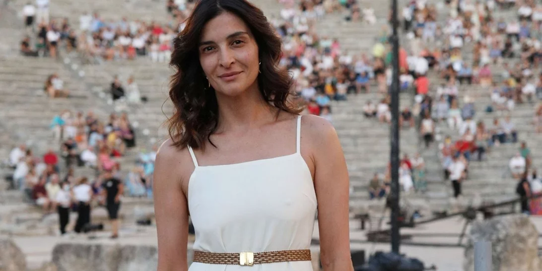 Η Αντιγόνη Κουλουκάκου με λευκό t-shirt στο σαλόνι της | Το πρωινό ξύπνημά της ηθοποιού