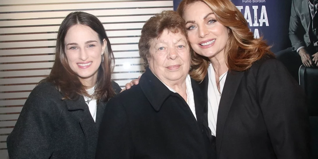 Επιστροφή στο θέατρο για την Άντζελα Γκερέκου | Η σπάνια εμφάνιση του αδερφού της