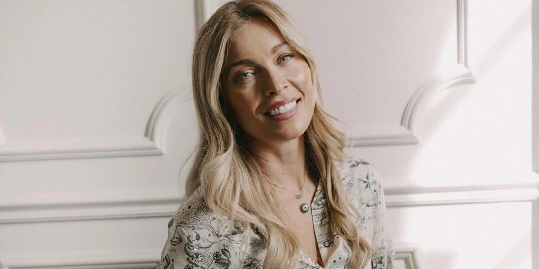 Η Μαριέττα Χρουσαλά με λευκή mini φούστα στη Νέα Υόρκη | Η φωτογραφία ανάμεσα στους ουρανοξύστες