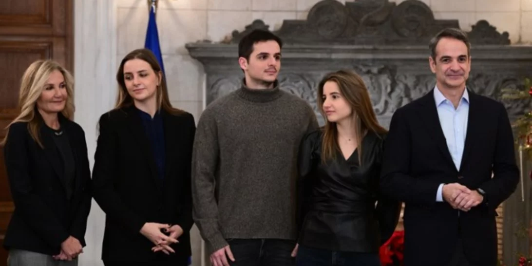 Σοφία και Δάφνη Μητσοτάκη | Οι μοντέρνες εμφανίσεις τους στο Μέγαρο Μαξίμου όπου βρέθηκαν για να ακούσουν τα κάλαντα