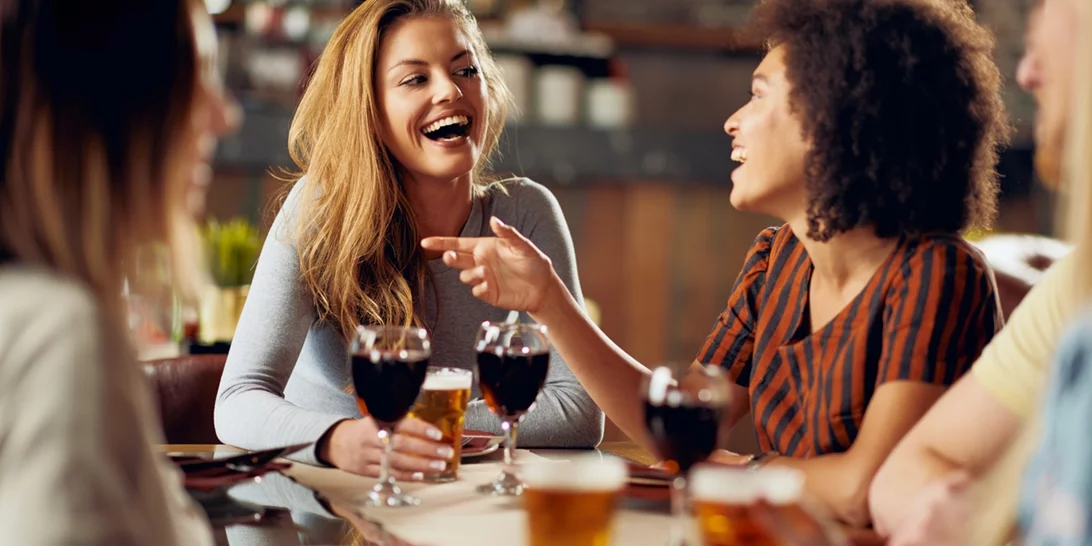 Μισείς το "small talk"; Αυτές είναι οι 6 συμπεριφορές που μπορεί να "φρενάρουν" τις σχέσεις σου