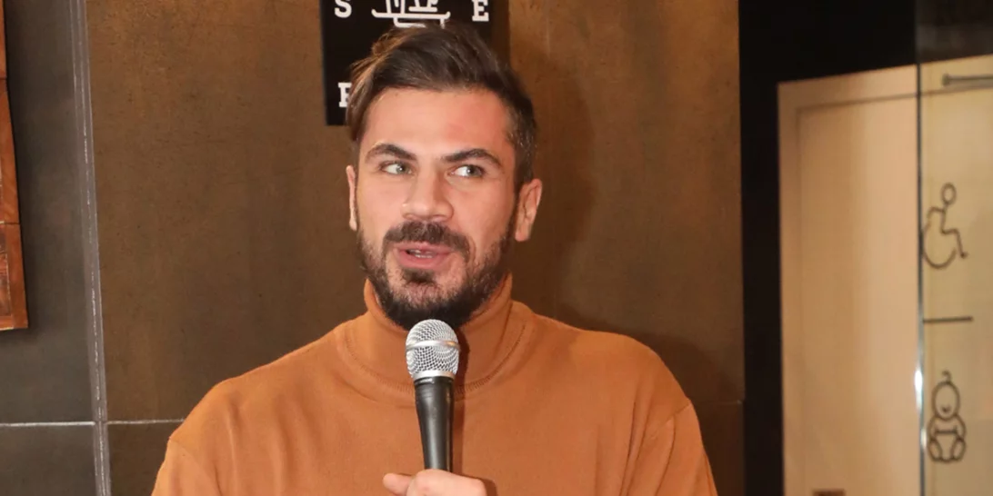 Γενέθλια για τον Άκη Πετρετζίκη | Η φωτογραφία του μέλλοντα μπαμπά και η χιουμοριστική αναφορά στον Πρωθυπουργό