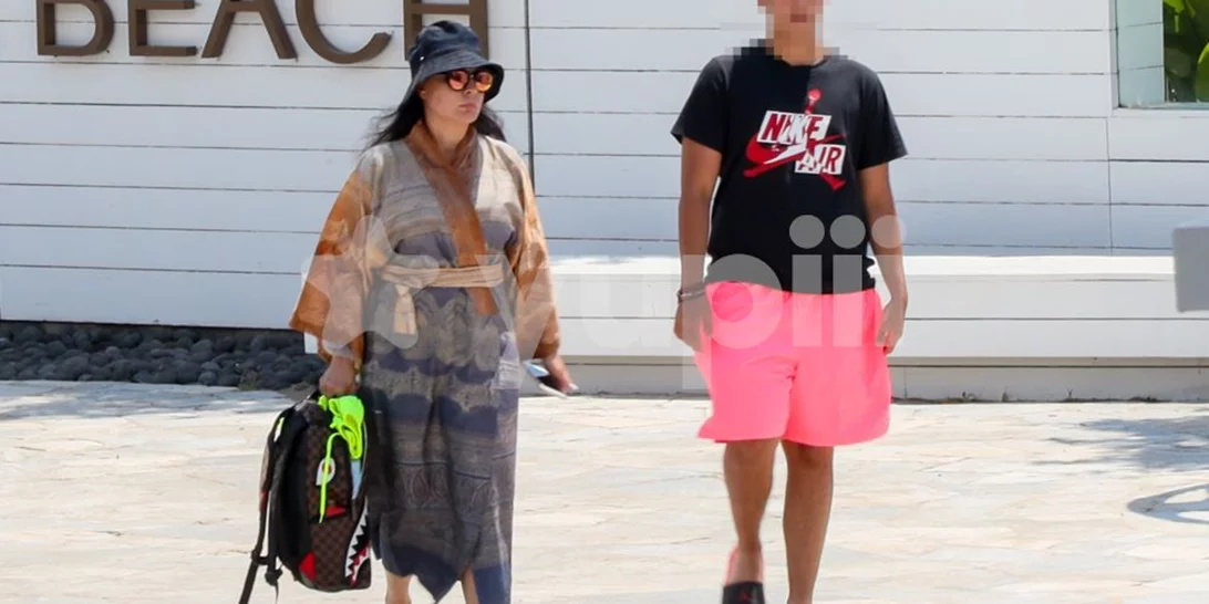 Η Βίκυ Σταμάτη με τον γιο της, Άκη Τσοχατζόπουλο, στον Αστέρα της Βουλιαγμένης - Οι σπάνιες φωτογραφίες