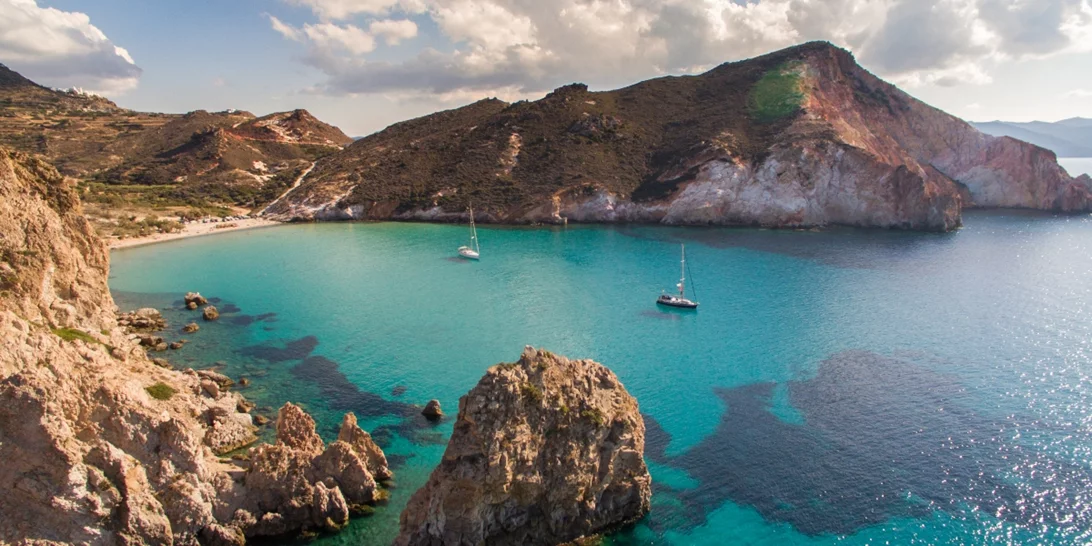 Τα νησιά που κινδυνεύουν με μέτρα τύπου Μυκόνου: "Κοκκινίζουν" Πάρος, Κρήτη, Σαντορίνη και Ίος